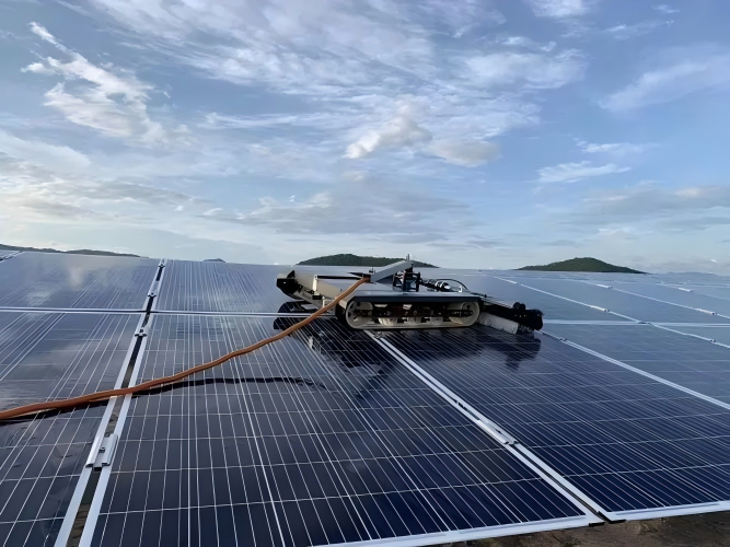 ZoneCharge wireless charging technology helps clean robots for photovoltaic power plants: efficient, flexible, and safe